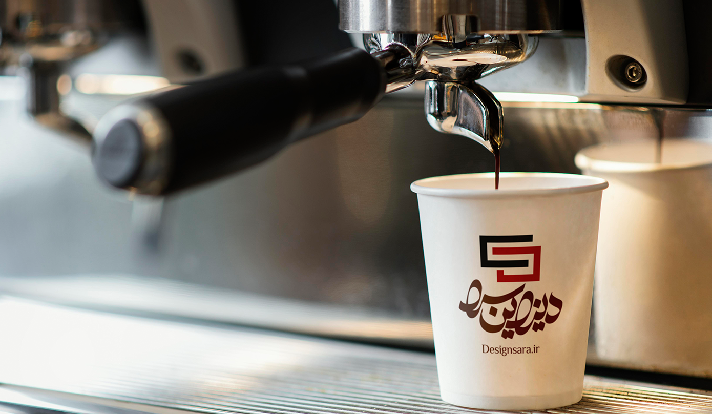 موکاپ نمایش لوگو روی لیوان قهوه یکبار مصرف کاغذی